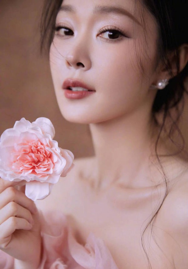 宋轶宛如粉玫瑰。