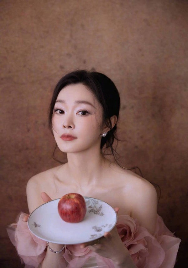 宋轶婀娜多姿。