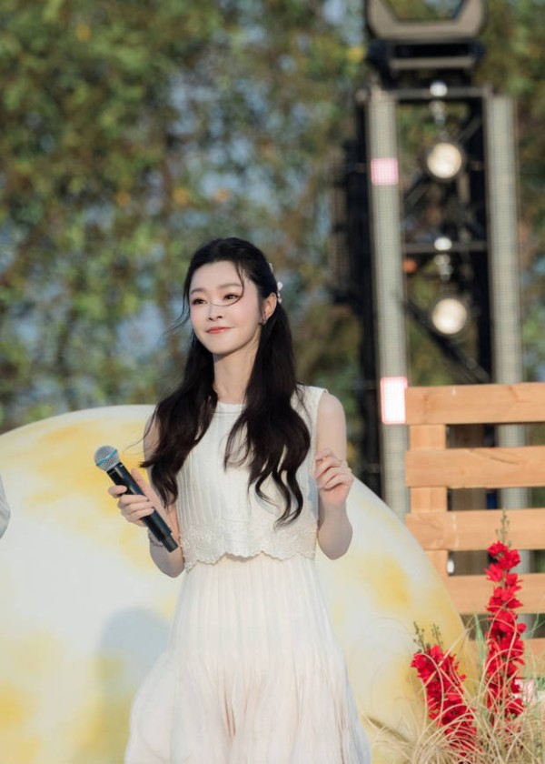 宋轶笑容甜美。