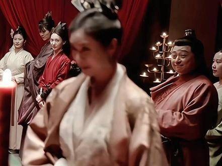 大婚之时,让他坐于主位,可见范闲从心底便认可了柳姨娘