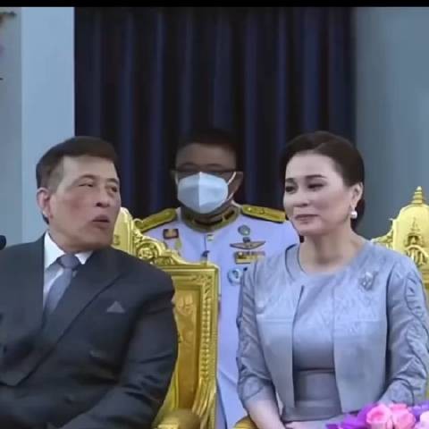 泰王与王后回应记者提问显默契，苏提达刚柔并济展风采