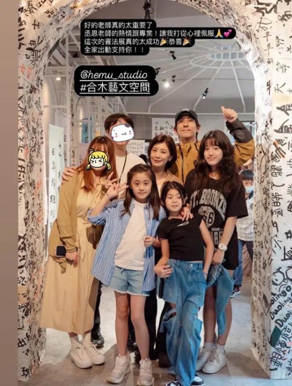 贾静雯一家五口看展，咘咘黑眼圈好大，没以前漂亮但依旧招人稀罕