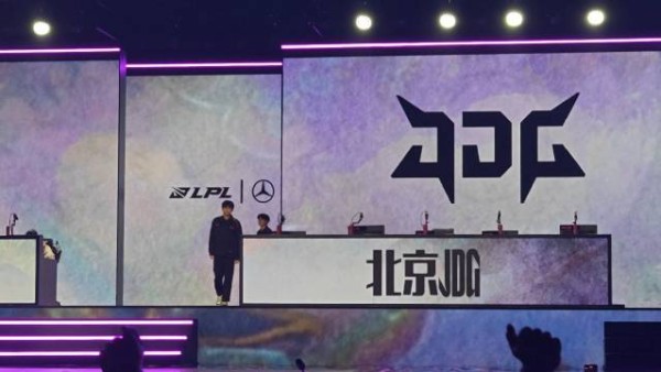 Scout差点绊了一跤