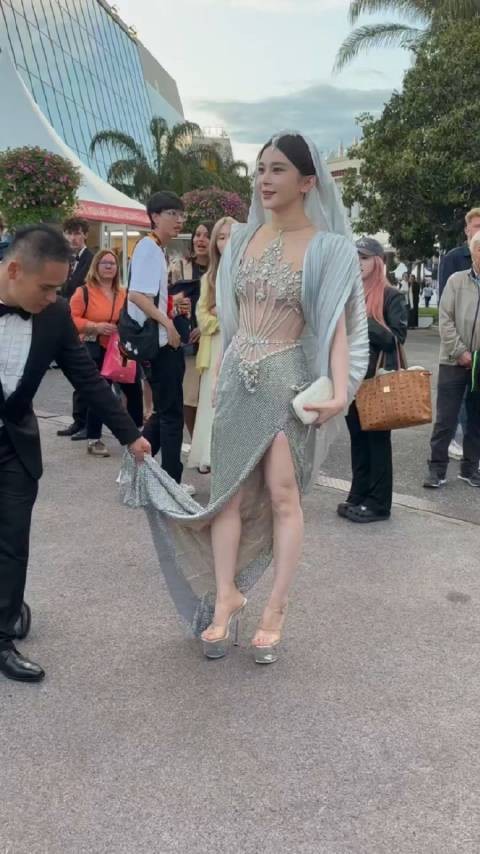 赵樱子～戛纳红毯妆造 昨天才说礼服被毁，今天就换上其他的了