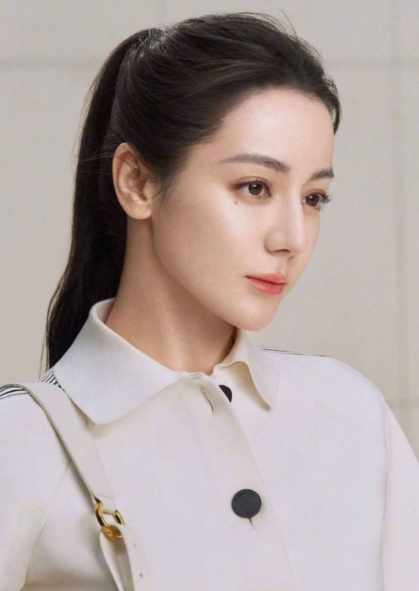 迪丽热巴五官标致。