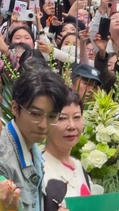 昆明街头暴风哭泣!王俊凯生图甜度破表暴击 这波偶遇是真实存在的吗?!