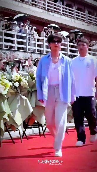 就爱看他走路的样子~这样的魅力谁能抵挡得住啊!