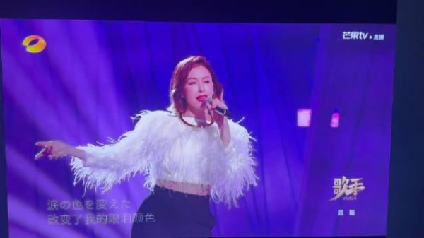 第一位出场的歌手 BENI 《LA·LA·LA LOVE SONG》