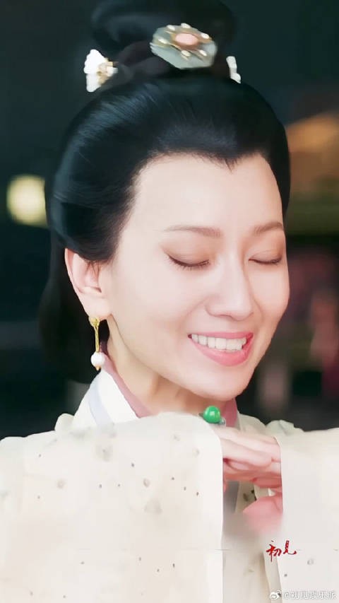 一直没有变的白素贞,简直美呆了,美翻了,唯一变的就是更加慈祥