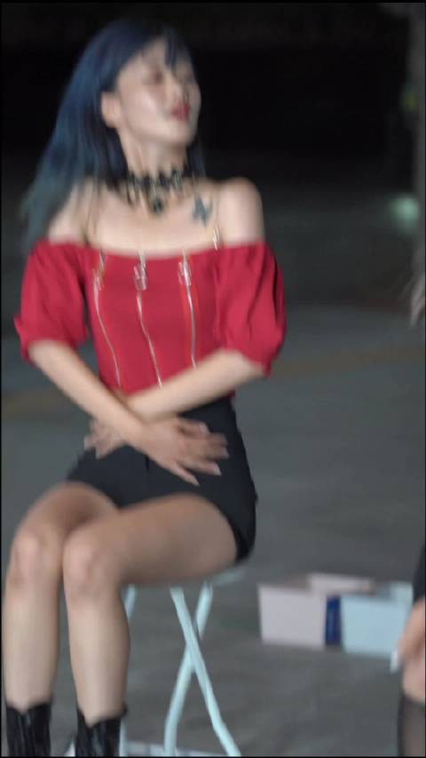 韩国女团小姐姐的街边路演,这首Rollin是真的很经典啊