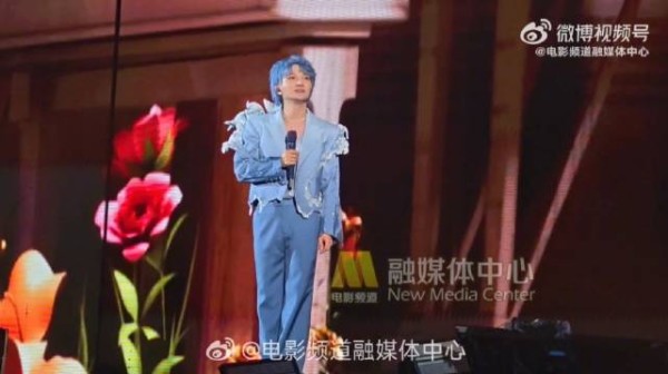 周深唱花开忘忧几度哽咽