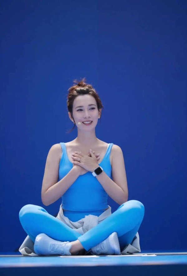 卢靖姗出席活动，在台上练瑜伽，状态在线！