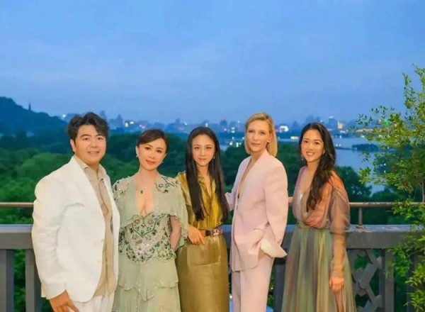 朗朗这回赚大了！不仅与4位美人同框，还紧贴着衣着大方的刘嘉玲