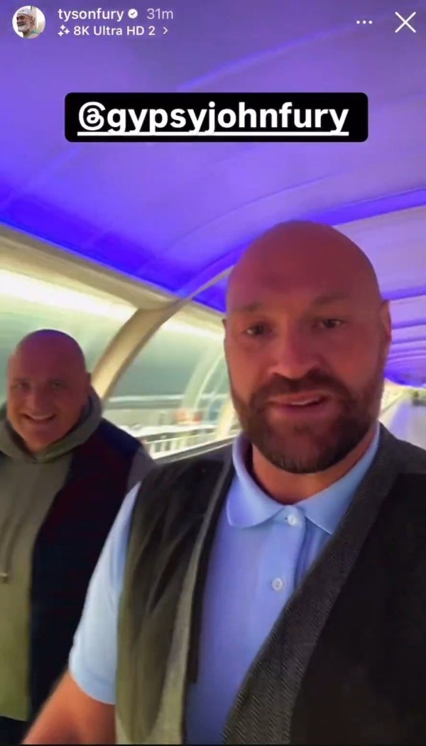 “吉普赛国王”泰森·富里(Tyson Fury)跟他爹去参加商务会议的路上