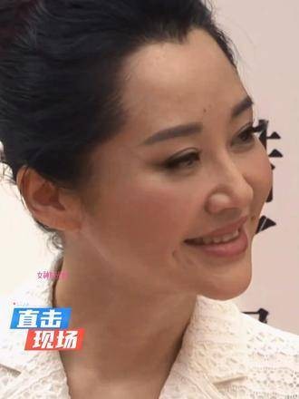 许晴与余男罕见同框,同样年纪的她们,一个依旧美艳动人,一个却显得老态