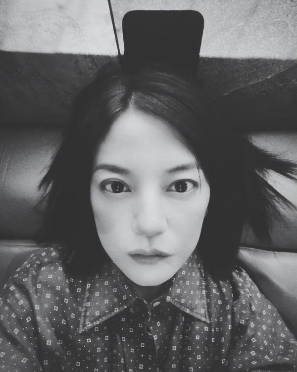 赵薇这是怎么了？520深夜发黑白照自拍！喊话：不再被恐惧束缚