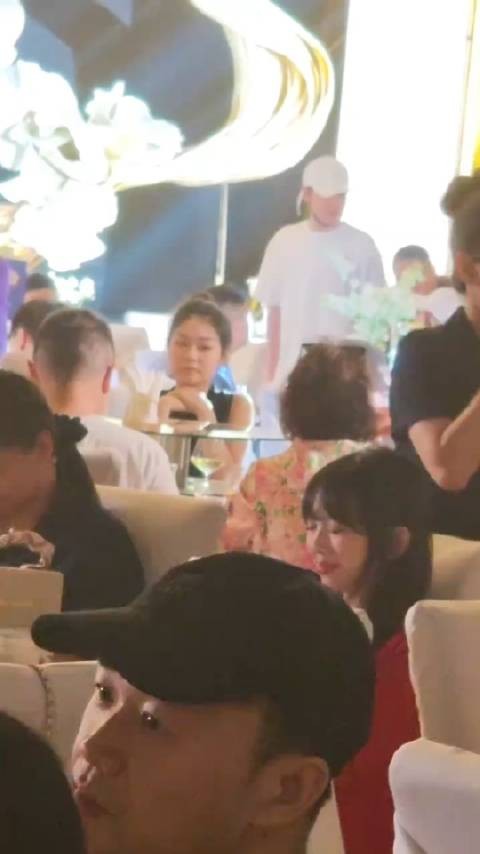 在婚礼上忙坏了的小辫儿
