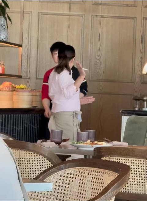 孙颖莎就餐时制止工作人员触碰餐盘