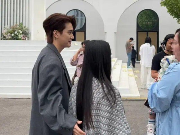 张檬产后35天参加婚礼，哺乳期没化妆，儿子交给俩护士照顾很省心