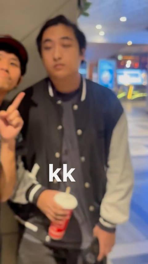 17岁费曼在香港逛街,外表好成熟,身材肥胖,长得很像爸爸吴镇宇!