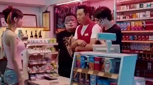 美女便利店买东西，不料前台的一个举动，直接把美女吓坏