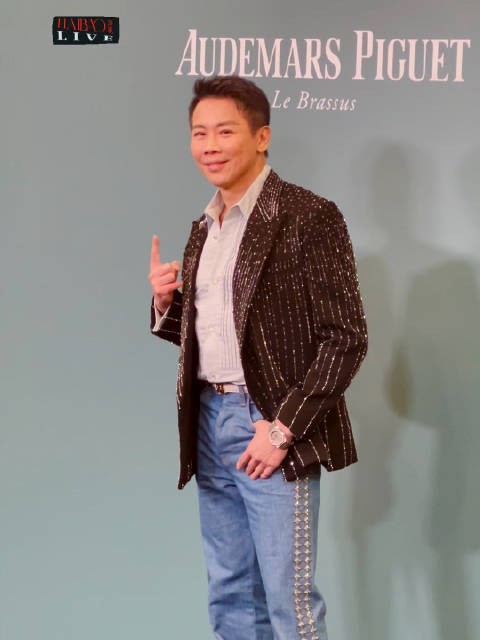 陶喆活动现场比手势，造型腕表吸睛