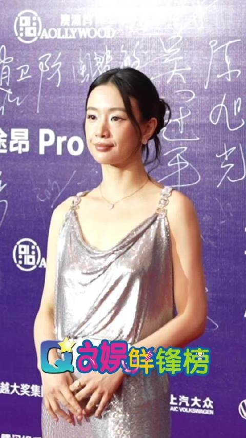 高开叉银色礼服亮相第五届红毯,这轻盈飘逸的礼服,少女感十足!