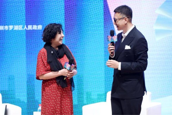 孙红雷现身深圳研究生活现场指导演绎《潜伏》经典片段