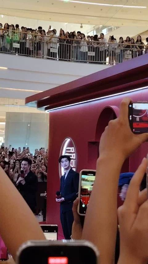 啊啊啊万象城闪现张云龙生图暴击!