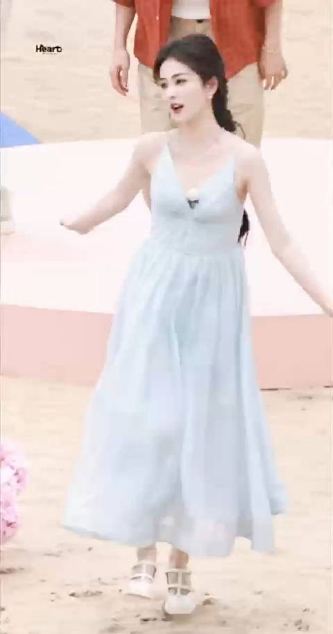今天是蓝色吊带公主裙白鹿，蹦蹦跳跳的好可爱！