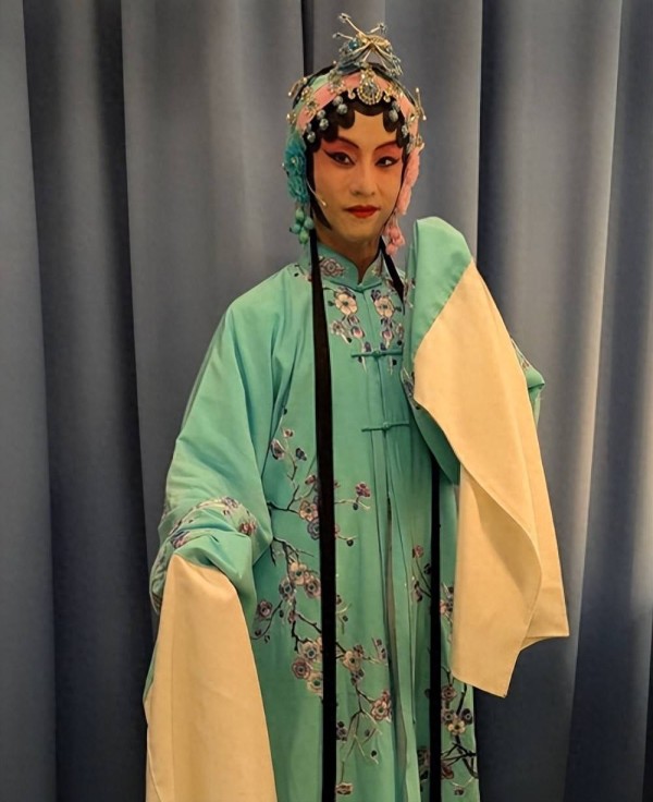 京剧演员黄兆欣于家中猝逝年仅40岁，圈中多人发声悼念