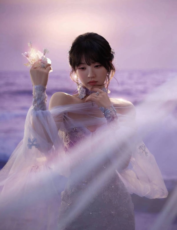 田曦薇紫色纱裙漫步花海！肩颈线优越氛围感拉满