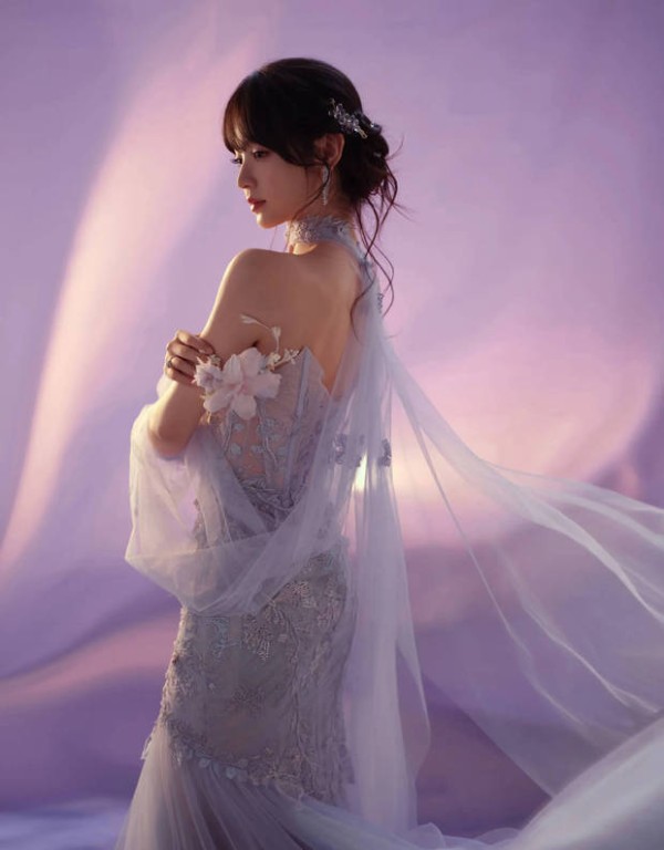 田曦薇展现美背。