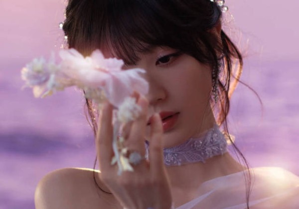 田曦薇人比花娇贵。