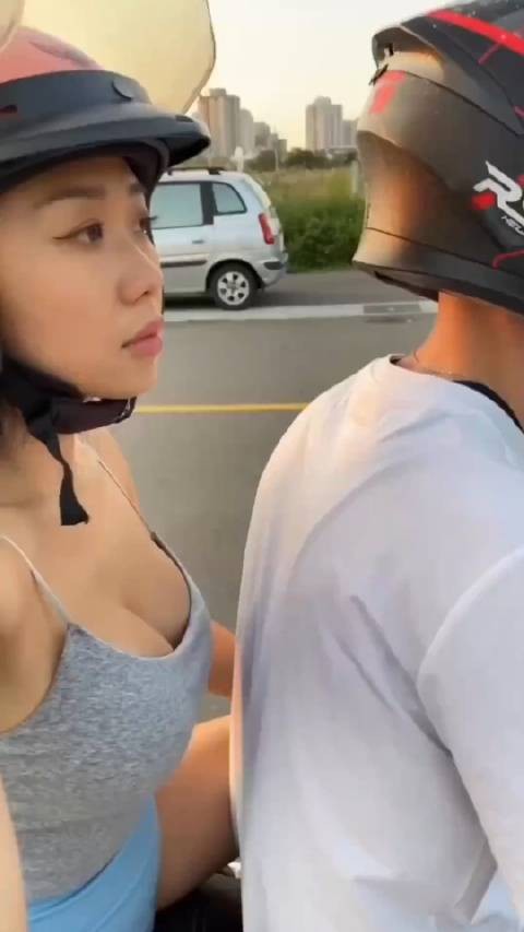 他是会骑摩托的！