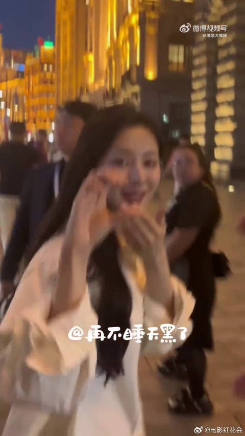 羡慕那些外滩偶遇金智媛，还得到她真诚饭撒的人 金智媛上海外滩和网友比心