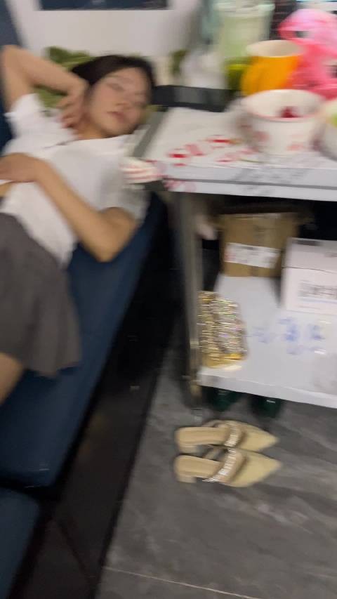 女朋友一下班就睡着了,看得我好心疼