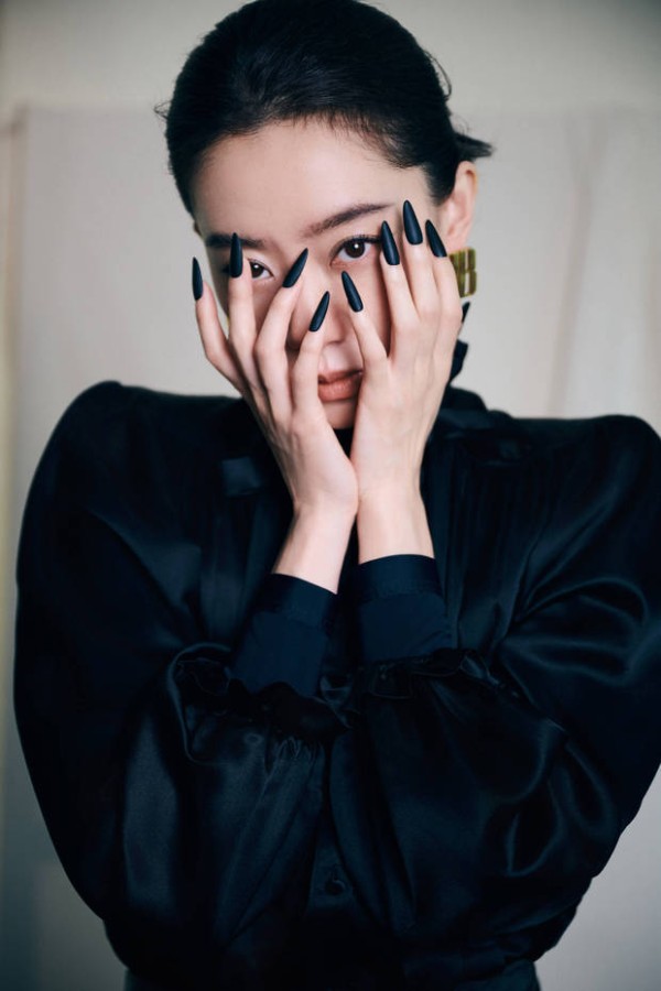 张小斐展现修长美甲。