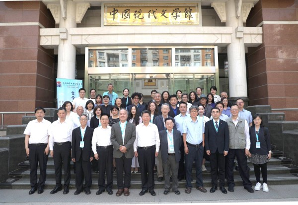 第二届海峡两岸中华文化峰会文学论坛举行，台湾作家代表捐赠手稿和著作
