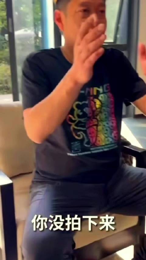 当邱贻可想自己唱生日歌时，莎莎立即制止道：等一下，你不要自己唱，好吧！