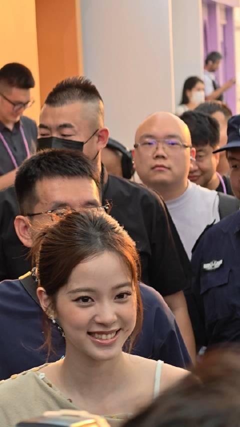 欧阳娜娜出游被赞nice，贴心照顾摄影师