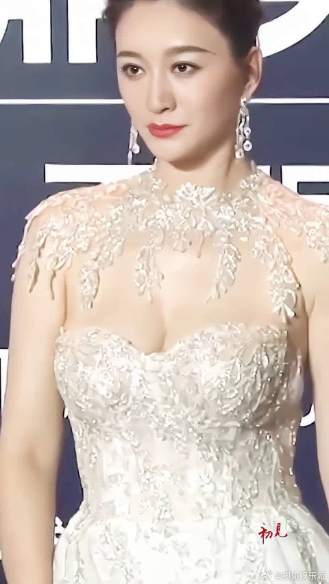 44岁的她依旧美艳动人，颜值不输小鲜肉，身材完美，堪称冻龄女