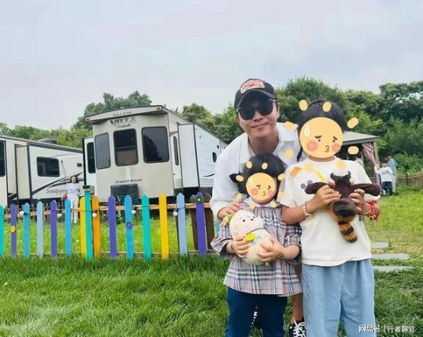 41岁佟丽娅和陈思诚北京现身！合体带娃过六一，离婚后处成家人