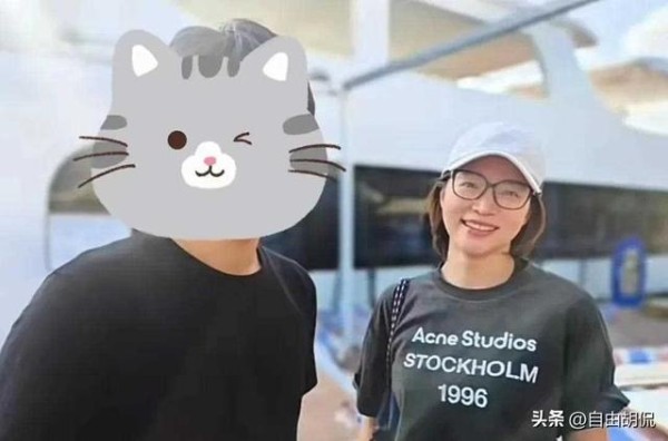 51岁董卿浙江带儿坐游艇！专人服务享悠闲，身材发福贵妇范！