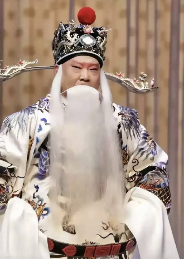 郭德纲老师有多难，唱京剧也被骂上热搜，国粹该不该拿来搞笑成疑