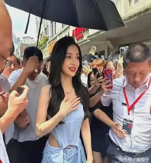杨颖香港酒店神秘现身，背后故事令人猜测！