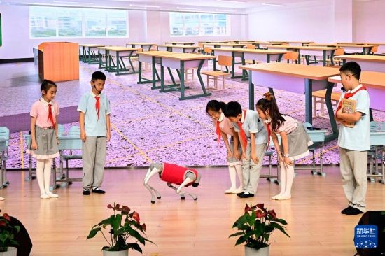 6月3日，北京市海淀区实验小学学生表演情景剧《眼睛保卫战》。 新华社发