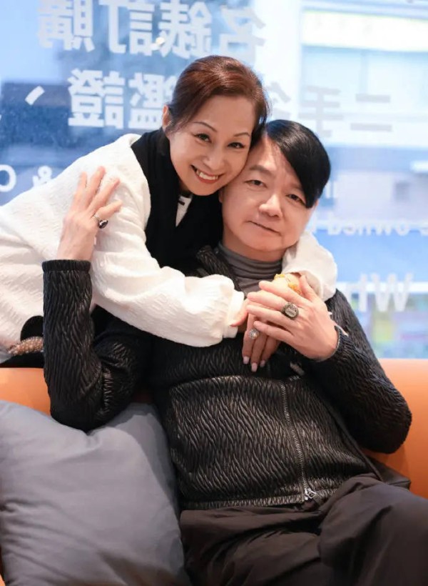 艾威公布爱妻Lisa告别仪式，二人相伴18年无子女