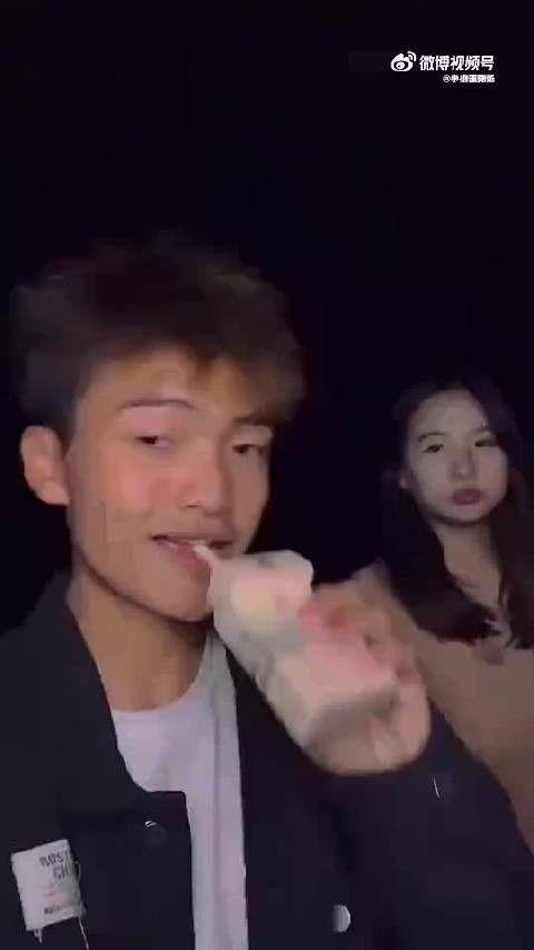 这舌头伸的太熟练了