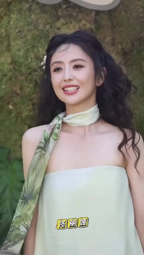 佟丽娅亮相三亚，造型被指刻意装嫩，网友：牙齿好黄又土又苦相 ！